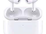 une paire d'AirPods posée sur une boîte blanche