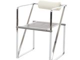 une image représentant une chaise blanche à structure métallique sur fond blanc