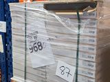 beaucoup de cartons sur les étagères de l'entrepôt