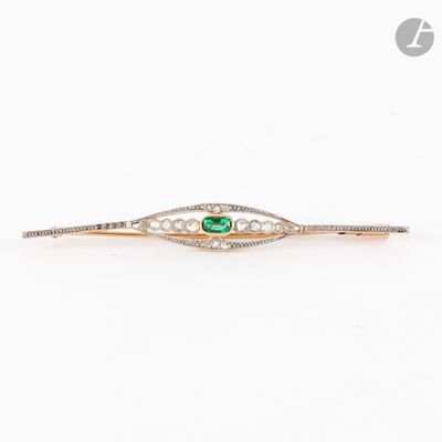 un gros plan sur une broche en forme de losange verte et blanche