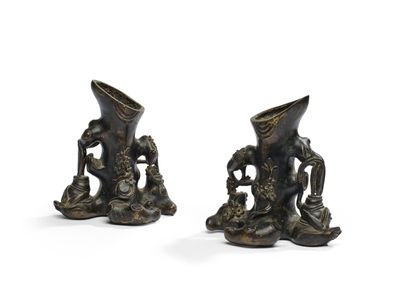 paire de vases en bronze ornés de figures sur fond blanc