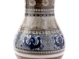 un vase orné d'un motif bleu et blanc