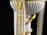 un vase blanc et doré orné d'un serpent