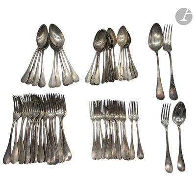 de nombreuses cuillères et fourchettes en argent sur fond blanc