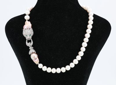 gros plan d'un collier sur un mannequin mannequin