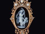 une image représentant un pendentif sur lequel figure une femme tenant un enfant dans ses bras