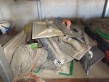 un tas de bric-à-brac dans une pièce remplie d'outils