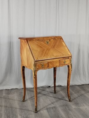 une image représentant un petit bureau en bois muni d'un tiroir