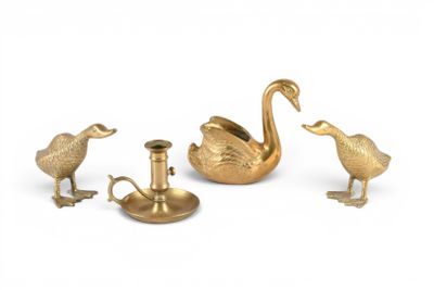 trois canards en laiton et un bougeoir sur fond blanc