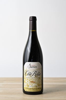 la bouteille de vin est posée sur une table en bois