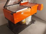 Une machine orange se trouve dans une pièce, près d'une fenêtre.