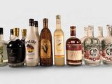 de nombreuses bouteilles d'alcool alignées les unes à côté des autres