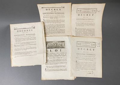 trois pages d'un livre sur lesquelles figure la photo d'un homme