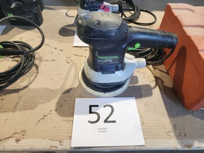une photo d'une ponceuse posée sur une table sur laquelle figure le chiffre 52