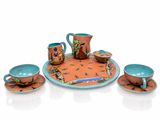 trois tasses et soucoupes posées sur un plateau