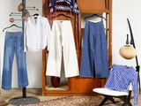 une photo d'un placard avec des vêtements sur des cintres