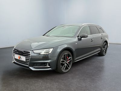 une Audi break grise garée dans une pièce vide