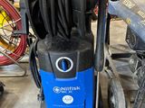 une photo d'un nettoyeur haute pression bleu et noir dans un garage