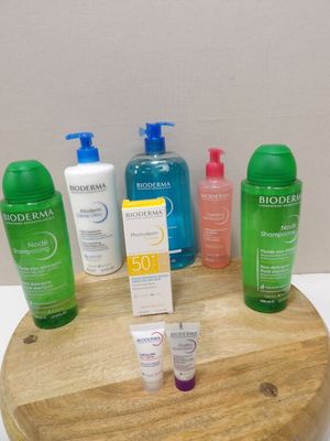 de nombreux types de produits de soins de la peau exposés sur un présentoir en bois