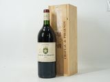 une bouteille de vin posée à côté d'une caisse en bois