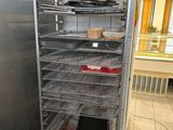 un réfrigérateur contenant beaucoup de nourriture