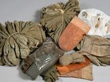 une pile de gants et d'autres objets posés sur une table