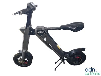 une trottinette électrique avec un siège et des roues noirs sur fond blanc