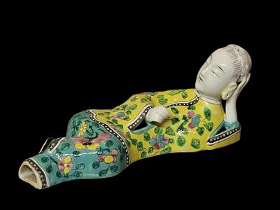 CHINE, vers 1920 Sujet en biscuit et émaux de style famille …