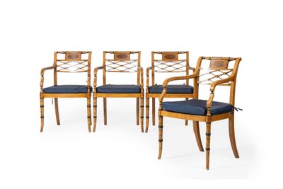 trois chaises en bois avec des coussins bleus sur fond blanc