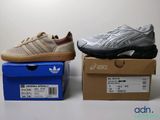 deux paires de baskets Adidas posées sur une boîte
