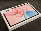 un gros plan sur la boîte d'une tablette posée sur une table