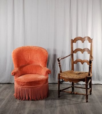 deux chaises assises l'une à côté de l'autre sur un plancher en bois