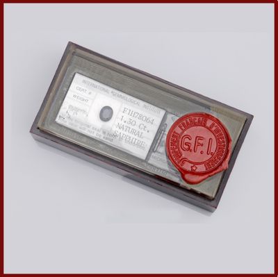 une photo d'un billet rouge et blanc sur lequel figure un cachet rouge