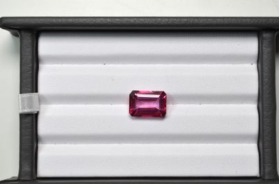 Une topaze rose facettée taille émeraude d'un poids de 9,46 …