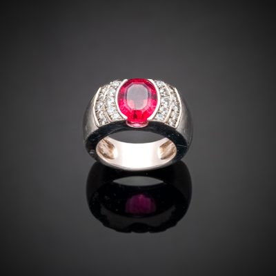 Bague en or gris 750°°° (tête d'aigle) centrée d’une tourmal…