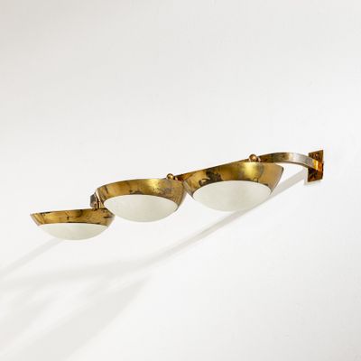 une paire de lunettes plaquées or sur fond blanc