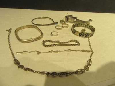 une table sur laquelle sont posés de nombreux bijoux