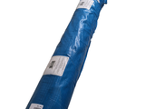 un rouleau de bâche bleue sur fond blanc