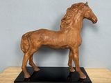 une statue de cheval posée sur une table