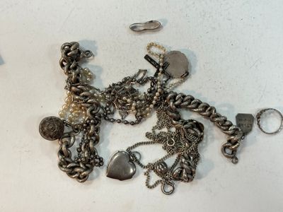 beaucoup de bijoux en argent sur une table blanche