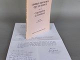 un livre posé sur une feuille de papier