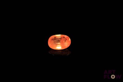 un gros plan sur un rocher orange éclairé dans l'obscurité