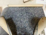 un rouleau de papier posé sur une table, à côté d'un autre rouleau de papier