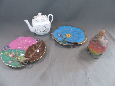 trois petits plats décoratifs et une théière posés sur une table