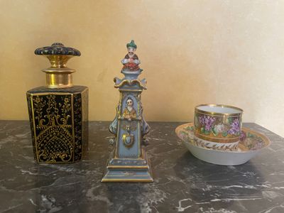 deux vases et une tasse à thé posés sur une table