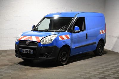 la photo d'une camionnette bleue avec une bande rouge et blanche sur le côté