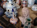 de nombreux vases de toutes sortes posés sur une table