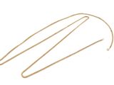 gros plan d'un collier en or avec une chaîne sur fond blanc