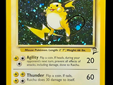 une carte Pokémon sur laquelle figure un Pikachu