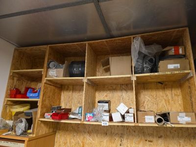 une pièce remplie de cartons, avec d'autres cartons sur les étagères